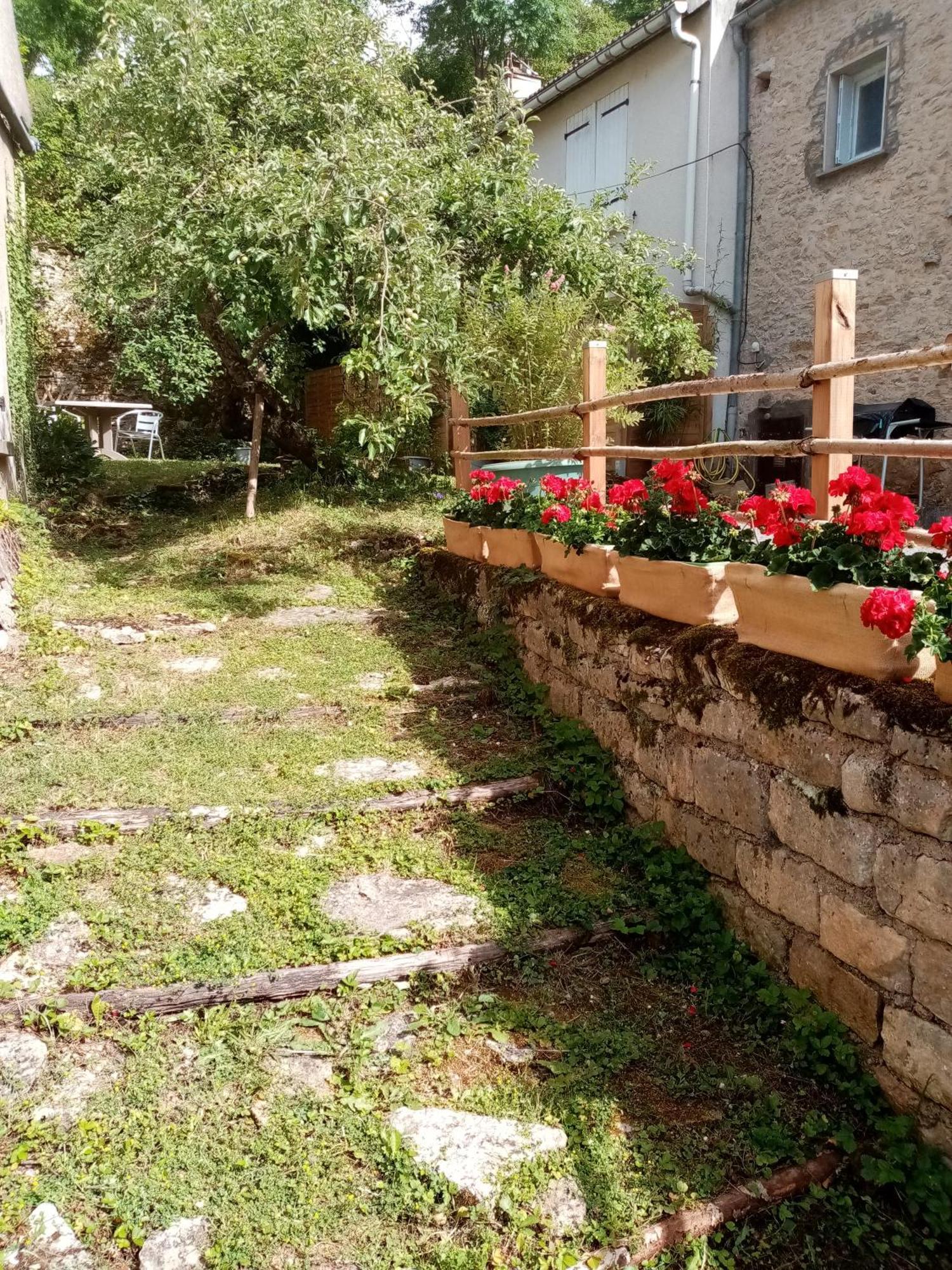 Gite Les 27 Roses Et Plus Châtel-Censoir Exterior photo