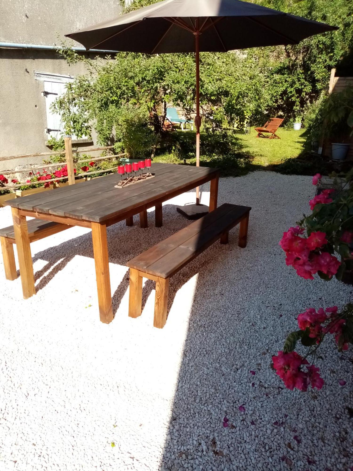 Gite Les 27 Roses Et Plus Châtel-Censoir Exterior photo